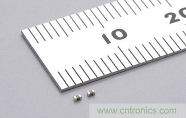  【導(dǎo)讀】目前伴隨著手機(jī)、平板電腦、LED照明等高科技電子產(chǎn)品的普及，電子設(shè)備正在不斷向小型化發(fā)展，電源的輸出功率也正在不斷增大。因此對(duì)電子設(shè)備采取過(guò)熱保護(hù)措施的重要性正在日益增強(qiáng)。其中特別對(duì)于只需組成簡(jiǎn)單的電路就能夠發(fā)揮過(guò)熱保護(hù)作用的PTC熱敏電阻的需求正在不斷增加。本屆介紹的是村田一款1.0&times;0.5mm、溫度測(cè)量誤差&plusmn;3℃、額定零功率電阻值為1k&Omega;的片式PTC熱敏電阻。  隨著手機(jī)、平板電腦、LED照明等高科技電子產(chǎn)品的普及，電子設(shè)備正在不斷向小型化發(fā)展，電源的輸出功率也正在不斷增大，因此對(duì)電子設(shè)備采取過(guò)熱保護(hù)措施也更加重要，其中特別對(duì)于只需組成簡(jiǎn)單的電路就能夠發(fā)揮過(guò)熱保護(hù)作用的PTC熱敏電阻的需求正在不斷增加。  現(xiàn)在具有過(guò)熱保護(hù)作用的片式PTC熱敏電阻的外形尺寸一般都大于1.6&times;0.8mm，溫度測(cè)量*2誤差也都大于&plusmn;5℃。村田利用自己開(kāi)發(fā)的材料技術(shù)和生產(chǎn)工藝技術(shù)，成功地實(shí)現(xiàn)了外形尺寸為1.0&times;0.5mm、溫度測(cè)量誤差為&plusmn;3℃、額定零功率電阻值為1k&Omega;的片式PTC熱敏電阻系列產(chǎn)品的商品化。我們根據(jù)該產(chǎn)品的溫度測(cè)量值，在從80℃至150℃的范圍中以10℃為單位，劃分了各系列產(chǎn)品。  產(chǎn)品特點(diǎn)      * 外形尺寸小 (1.0&times;0.5mm)     * 溫度測(cè)量誤差小 (電阻值為100k&Omega;和10k&Omega;時(shí)，溫度測(cè)量誤差分別為&plusmn;3℃和&plusmn;5℃)     * 擁有豐富的以10℃為單位的系列產(chǎn)品，能夠滿足客戶的各種溫度測(cè)量要求 (80℃～150℃ (電阻值為100k&Omega;時(shí)) ; 65℃～135℃ (電阻值為10k&Omega;時(shí)) )     * 符合TUV和UL安規(guī)標(biāo)準(zhǔn)  用途      * LED燈的過(guò)熱保護(hù)和電力控制     * 筆記本電腦的電源散熱等; DC-DC轉(zhuǎn)換器的MOSFET*3過(guò)熱保護(hù); 鋰離子電池保護(hù)電路中的MOSFET過(guò)熱保護(hù)     * 電動(dòng)機(jī)逆變器和線圈的過(guò)熱保護(hù)和電力控制  術(shù)語(yǔ)說(shuō)明  *1 熱敏電阻: 	對(duì)熱敏感的半導(dǎo)體電阻，其電阻值會(huì)隨溫度的變化而改變。一般來(lái)說(shuō)，許多人都知道電阻值會(huì)隨著溫度的上升而逐步減小的NTC (負(fù)溫度系數(shù)) 熱敏電阻。然而在熱敏電阻中，還有一種當(dāng)溫度超過(guò)一定的溫度 (居里溫度*4) 時(shí)，其電阻值會(huì)隨著溫度的升高而急劇增大的元件，這就是PTC (正溫度系數(shù)) 熱敏電阻 (POSISTOR?*5) 。PTC熱敏電阻不僅具備過(guò)熱保護(hù)功能，還具有特有的電阻溫度特性，可被用來(lái)控制電流和電力。 *2 溫度測(cè)量: 	此系列產(chǎn)品最適用于檢測(cè)電阻值達(dá)到10k&Omega;或100k&Omega;時(shí)的溫度。 *3 MOSFET: 	Metal-Oxide-Semiconductor Field-Effect Transistor (金屬-氧化層-半導(dǎo)體-場(chǎng)效晶體管) 的縮寫。 MOSFET適合作為DC-DC轉(zhuǎn)換器的開(kāi)關(guān)元件和一般的電流開(kāi)關(guān)等元件。如果其工作溫度超過(guò)了一定的溫度，F(xiàn)ET (場(chǎng)效晶體管) 就會(huì)被損壞，因此通過(guò)使用具有過(guò)熱保護(hù)作用的POSISTOR?，就能夠防止FET因過(guò)熱而損壞。 *4 居里溫度: 	也稱居里點(diǎn) (Currie Point) 。我公司將電阻值達(dá)到溫度為25℃時(shí)的電阻值 (額定零功率電阻值) 的2倍時(shí)的溫度定義為居里溫度。 *5 POSISTOR?: 	是株式會(huì)社村田制作所的注冊(cè)商標(biāo)。  系列產(chǎn)品型號(hào)      * PRF15AR102RB6RC     * PRF15BA102RB6RC     * PRF15BB102RB6RC     * PRF15BC102RB6RC     * PRF15BD102RB6RC     * PRF15BE102RB6RC     * PRF15BF102RB6RC     * PRF15BG102RB6RC  特性圖  特性圖  電氣特性  產(chǎn)品型號(hào) 	特性 	額定零功率  電阻值(在環(huán)境溫度為+25℃的條件 下) 	 電阻值為10k&Omega;時(shí)的溫度測(cè)量值 	電阻值為100k&Omega;時(shí)的溫度測(cè)量值 	最大電壓 PRF15AR102RB6RC 	AR 	1k&Omega;&plusmn;50% 	135&plusmn;5℃ 	150&plusmn;3℃ 	32VDC PRF15BA102RB6RC 	BA 	125&plusmn;5℃ 	140&plusmn;3℃ PRF15BB102RB6RC 	BB 	115&plusmn;5℃ 	130&plusmn;3℃ PRF15BC102RB6RC 	BC 	105&plusmn;5℃ 	120&plusmn;3℃ PRF15BD102RB6RC 	BD 	95&plusmn;5℃ 	110&plusmn;3℃ PRF15BE102RB6RC 	BE 	85&plusmn;5℃ 	100&plusmn;3℃ PRF15BF102RB6RC 	BF 	75&plusmn;5℃ 	90&plusmn;3℃ PRF15BG102RB6RC 	BG 	65&plusmn;5℃ 	80&plusmn;3℃ 外形尺寸圖  外形尺寸圖 生產(chǎn)體制  村田制作所八日市事業(yè)所在2011年3月開(kāi)始了該系列產(chǎn)品的量產(chǎn)活動(dòng)。 樣品價(jià)格  10日元/個(gè)