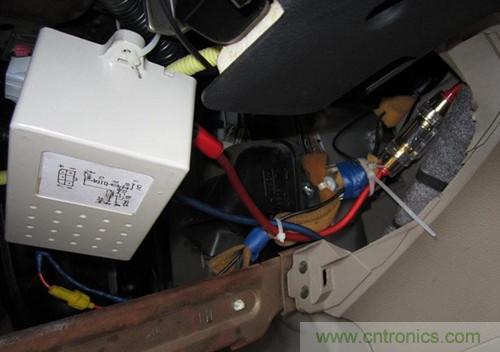 控制盒放置在方向盤(pán)軸外套