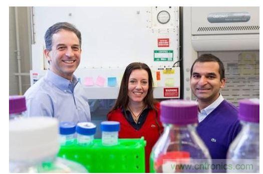 從左到右：MIT生物工程學(xué)教授Ron Weiss、機(jī)械工程學(xué)副教授Domitilla Del Vecchio，以及MIT生物工程系學(xué)生Deepak Mishra。