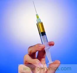 【導(dǎo)讀】不用針頭也能注射，孩子再也不用害怕打針了。日本開發(fā)的一種新型注射器不用針頭而靠氣泡壓力注射，只需將注射器緊貼皮膚，沒有疼痛感就可以將藥物高精度地輸送到目標(biāo)位置。 　　 目前市場上也存在無針注射器，它們通常是依靠彈簧的力量產(chǎn)生高壓來發(fā)射液體，穿透皮膚后將藥物送到肌肉，但卻有可能損害神經(jīng)，而且多少還是有一些疼痛感。 　　 芝浦工業(yè)大學(xué)副教授山西陽子率領(lǐng)的研究小組新開發(fā)的這種無針注射器全長約10厘米，它利用在液體中施加電壓來高速發(fā)射氣泡，利用氣泡破裂的力量在細(xì)胞上開出微細(xì)的孔，然后通過這個(gè)孔將含有藥物的微小氣泡注入細(xì)胞內(nèi)部。氣泡的氣體收縮后，只有藥物到達(dá)患部。 1 由于方向性很明確，所以新型注射器能針對局部進(jìn)行高精度治療，而且由于開出的孔只有4微米左右，所以對細(xì)胞的損害很小。 　　 這種無針注射器除能注射藥物外，還可以向包括植物細(xì)胞在內(nèi)的細(xì)胞內(nèi)植入基因和開展治療，有著廣泛用途。研究小組準(zhǔn)備進(jìn)一步改良注射器結(jié)構(gòu)，對能夠注射的藥量、穿孔深度等進(jìn)行更詳細(xì)的評估，并與企業(yè)合作，爭取早日使新型注射器達(dá)到實(shí)用化程度。