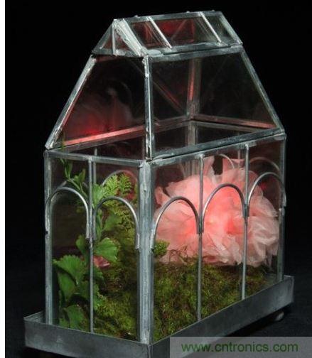 當傳感器讀到的數值低于閾值，則LED會閃爍紅光