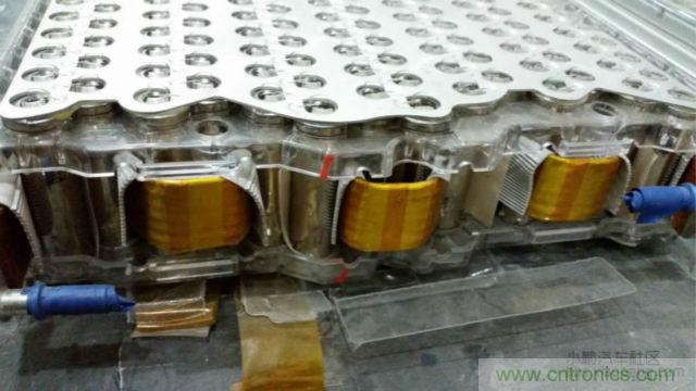 【導(dǎo)讀】對(duì)于電動(dòng)汽車(chē)的核心&mdash;&mdash;電池，我們要求其安全、能量密度高、壽命長(zhǎng)，充電時(shí)間短，同時(shí)又要性能卓越等等。那么對(duì)比電動(dòng)汽車(chē)電池來(lái)說(shuō)怎么樣才算是達(dá)標(biāo)？又怎么樣才算是性能優(yōu)越呢?毫無(wú)疑問(wèn)鋰離子電芯作為其最基本的單元，其優(yōu)劣至關(guān)重要。  電池是電動(dòng)汽車(chē)的&rdquo;心臟&ldquo;。從電動(dòng)汽車(chē)發(fā)展以來(lái)，各種技術(shù)路線百花爭(zhēng)鳴，爭(zhēng)論不休。其中應(yīng)用最廣的鋰離子電芯，就有三元、磷酸鐵鋰、錳酸鋰等多種技術(shù)路線并存的現(xiàn)象。同時(shí)鋰離子電芯還分為方形，軟包，圓柱三種結(jié)構(gòu)形式。  而這越是紛繁蕪雜，就越能代表了我們還在不斷探索，代表了電動(dòng)汽車(chē)的急切盼望：電動(dòng)汽車(chē)需要一顆強(qiáng)大的&ldquo;心臟&rdquo;。  對(duì)于電池包的要求  對(duì)于電動(dòng)汽車(chē)的核心&mdash;&mdash;電池，我們要求其安全、能量密度高、壽命長(zhǎng)，充電時(shí)間短，同時(shí)又要性能卓越等等。而這一項(xiàng)一項(xiàng)的要求，看似苛刻，但卻又無(wú)一不是電動(dòng)汽車(chē)實(shí)現(xiàn)產(chǎn)業(yè)化的硬性指標(biāo)。  那么對(duì)比電動(dòng)汽車(chē)電池來(lái)說(shuō)怎么樣才算是達(dá)標(biāo)？又怎么樣才算是性能優(yōu)越呢?毫無(wú)疑問(wèn)鋰離子電芯作為其最基本的單元，其優(yōu)劣至關(guān)重要。  但就拿我們最關(guān)注的安全性來(lái)說(shuō)，是不是電芯安全了，電池包就安全了呢？  我們可以看到2002年，磷酸鐵鋰(LFP)首次被美國(guó)Valance公司產(chǎn)業(yè)化，隨即引起了中國(guó)市場(chǎng)的廣泛關(guān)注。從2004年開(kāi)始，我國(guó)掀起了一股投資磷酸鐵鋰材料和磷酸鐵鋰動(dòng)力電池的熱潮，磷酸鐵鋰其相對(duì)穩(wěn)定，安全性較高。隨后，它成為我國(guó)正極材料的主要路線，爭(zhēng)議暫告段落。  但是，隨著特斯拉在動(dòng)力電池使用了鎳鈷鋁酸鋰的正極材料，爭(zhēng)論再次出現(xiàn)。磷酸鐵鋰其較低的能量密度，已經(jīng)使其處于劣勢(shì)。 1 據(jù)調(diào)研發(fā)現(xiàn)，進(jìn)入2014年以來(lái)，國(guó)內(nèi)鋰電池正極材料產(chǎn)業(yè)整體出現(xiàn)了向三元材料轉(zhuǎn)移的趨勢(shì)，下游的電池廠基本都在開(kāi)發(fā)三元材料的電芯，也引導(dǎo)著上游的材料企業(yè)開(kāi)始加大對(duì)三元材料的開(kāi)發(fā)和生產(chǎn)力度。  而一系列的變化，也恰恰說(shuō)明鋰電行業(yè)在慢慢的摸索，慢慢走向成熟。就比如說(shuō)一個(gè)電池包的安全，光靠電芯安全是遠(yuǎn)遠(yuǎn)不夠的，其必須上升到一個(gè)系統(tǒng)的層級(jí)來(lái)。也就是說(shuō)電池包的安全，靠的是整個(gè)電池系統(tǒng)，而不僅僅是某個(gè)單一的元素。  更何況一個(gè)安全、可靠、性能卓越的電池包，更是涉及到多領(lǐng)域知識(shí)的耦合，其更需要一個(gè)完善、可靠的系統(tǒng)來(lái)實(shí)現(xiàn)。就好比飛機(jī)被認(rèn)為是最安全的交通工具，不單單是&ldquo;安全&rdquo;的發(fā)動(dòng)機(jī)，&ldquo;安全&rdquo;的結(jié)構(gòu)，就能保障的，其中還綜合運(yùn)用了人為因素分析、軟件安全性、風(fēng)險(xiǎn)管理和定量風(fēng)險(xiǎn)評(píng)估等各種先進(jìn)技術(shù)來(lái)預(yù)防事故發(fā)生，可以說(shuō)是系統(tǒng)保障了安全。  下面我們就從電池系統(tǒng)中抽離出其一個(gè)核心部件電池模組，淺談一下各種不同的模組結(jié)構(gòu)。  關(guān)于電池模組  電池模組可以理解為鋰離子電芯經(jīng)串并聯(lián)方式組合，并加裝單體電池監(jiān)控與管理裝置。電池模組的結(jié)構(gòu)設(shè)計(jì)往往能決定一個(gè)電池包的性能和安全。其結(jié)構(gòu)必須對(duì)電芯起到支撐、固定和保護(hù)作用。同時(shí)如何滿足過(guò)電流要求，電流均勻性，如何滿足對(duì)電芯溫度的控制，以及是否有嚴(yán)重異常時(shí)能斷電，避免連鎖反應(yīng)等等，都將是評(píng)判電池模組優(yōu)劣的標(biāo)準(zhǔn)。  而隨著電動(dòng)汽車(chē)的發(fā)展，以及人們對(duì)性能的追求，熱管理更是成為了電池模組設(shè)計(jì)的一個(gè)至關(guān)重要的環(huán)節(jié)。自然冷卻已經(jīng)不能滿足我們的需求。風(fēng)冷則由于其效率較低，且對(duì)電芯溫度的一致性較難控制，而表現(xiàn)的力不從心。因此，高性能需求的電池模組，其熱管理的解決方案已經(jīng)轉(zhuǎn)向液冷或相變材料。下面就介紹一下各種不同結(jié)構(gòu)電芯的模組設(shè)計(jì)。  &middot; 方形電池模組  方形電芯可以說(shuō)是我國(guó)汽車(chē)動(dòng)力電池里，應(yīng)用最多的電芯了。其外殼的材質(zhì)有鋁、鋼、以及塑膠。其電芯厚度是三種結(jié)構(gòu)中最厚的，由此也造成其內(nèi)部和外表面的溫差較大。其模組結(jié)構(gòu)也多為自然冷卻和風(fēng)冷的結(jié)構(gòu)。  我們來(lái)看看寶馬I3的電池模組設(shè)計(jì)。  我們可以看出，I3的電池模組從結(jié)構(gòu)上已經(jīng)具備一個(gè)高性能模組所需的要素，而一臺(tái)高性能的電動(dòng)汽車(chē)，就是靠著每一處的細(xì)節(jié)共同搭建而成的。當(dāng)然其散熱、均溫以及可靠性等等，還有待市場(chǎng)的驗(yàn)證。 2 （▲ 寶馬I3方形電池模組）  &middot; 軟包電池模組  軟包電芯的電池包，也是近期比較熱門(mén)的一種結(jié)構(gòu)類型，其用在國(guó)外的電動(dòng)車(chē)上比較多。  軟包電芯的物理結(jié)構(gòu)決定了其不易爆炸，一般只有外殼能承受的壓力足夠高，才有可能炸，而軟包電芯內(nèi)部壓力一大，便會(huì)從鋁塑膜邊緣開(kāi)始泄壓、漏液。同時(shí)軟包電芯也是幾種電芯結(jié)構(gòu)中，散熱最好的。  目前，市面上賣(mài)得最多的還是日產(chǎn)的Leaf，其模組結(jié)構(gòu)為全密封式的，并未考慮散熱，即不散熱。  而Leaf在市場(chǎng)上頻繁反饋的容量衰減過(guò)快，與此熱管理也不無(wú)關(guān)系。顯然隨著人們對(duì)于高性能電動(dòng)車(chē)的追求，迫使軟包電芯也必須要有主動(dòng)式的熱管理結(jié)構(gòu)。  下面我們來(lái)看看一款World Congress展臺(tái)上的液冷軟包模組。其模組由電芯層疊而成，而電芯間有間隔排布的液冷板，其保證每顆電芯都有一個(gè)大面接觸到液冷板，并充分發(fā)揮了軟包電芯液冷的優(yōu)勢(shì)。 3 （▲ 液冷軟包電池模組）  當(dāng)然軟包電芯要將液冷技術(shù)做成熟也并非易事，其必須考慮液冷板的固定，密封性，絕緣性等等。同時(shí)可靠的電連接，以及具有&ldquo;保險(xiǎn)絲&rdquo;結(jié)構(gòu)連接片，這都是高性能軟包模組的方向。  我們可以看到軟包電芯其配合完善的模組結(jié)構(gòu)后，其優(yōu)勢(shì)會(huì)得以凸顯。  圓柱電池模組  圓柱電芯可謂是在各類電子產(chǎn)品中，應(yīng)用最廣泛的結(jié)構(gòu)。如今，在電動(dòng)汽車(chē)行業(yè)也占有一定得份額。最典型的即是18650電芯了，其工藝經(jīng)過(guò)多年的沉淀，并在大規(guī)模的自動(dòng)化生產(chǎn)的條件下，現(xiàn)今屬于最成熟，穩(wěn)定且一致性最好的電芯。  而圓柱電芯更是有著目前最高的能量密度，其三元材料的電芯能做到210~250Wh/kg。國(guó)內(nèi)目前的圓柱電池包多為自然冷卻或風(fēng)冷的結(jié)構(gòu)，其效果不盡如人意。  我們來(lái)看看，將圓柱型電芯推到風(fēng)口浪尖上的特斯拉電池模組。  相信已經(jīng)有不少人見(jiàn)過(guò)特斯拉的模組了：  組成一臺(tái)特斯拉汽車(chē)需要7000多顆18650電芯，一個(gè)模組則需要400多顆電芯，同時(shí)為了高性能的目標(biāo)又要在模組上集成多項(xiàng)功能，可見(jiàn)其工作量和難度之大。其中，甚至還用上了一些跨行業(yè)的技術(shù)，使人眼前一亮，為之拍案。好比電芯連接的&ldquo;保險(xiǎn)絲&rdquo;設(shè)計(jì)。  可以說(shuō)，身處電池行業(yè)的人，反而很少有人能想得到，這也許就是當(dāng)局者迷吧。而這一技術(shù)的應(yīng)用則極大地提高了電池的安全性能。同時(shí)，還有液冷管道的應(yīng)用，極大地解決了18650電芯的散熱和均溫的問(wèn)題，這對(duì)電池的性能和壽命都是一個(gè)極大的幫助。不僅如此，其電池模組在空間尺寸上的利用，更可謂是精打細(xì)算。  在這里還是要佩服一下特斯拉將事情做到極致的態(tài)度，也就是這樣一個(gè)模組，成為了一個(gè)高性能的特斯拉電池包所必不可少的核心部件。 4 電動(dòng)之心  通過(guò)以上一些簡(jiǎn)單的列舉，我們不難看出，無(wú)論何種結(jié)構(gòu)的電芯其實(shí)都不乏一些好的應(yīng)用范例。而對(duì)于鋰離子電芯，如果作為一款革命性的產(chǎn)品，目前看來(lái)仍有很多不足和局限。但我們與其一味坐等材料的發(fā)展，不如多考慮一下，如何做好電池模組，做好電池系統(tǒng)。而這也是我們打造一顆強(qiáng)大&ldquo;電動(dòng)之心&rdquo;的必經(jīng)之路。