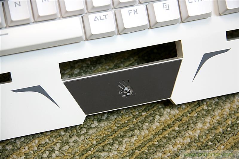 曾經(jīng)的網(wǎng)吧統(tǒng)治者&mdash;雙飛燕血手幽靈機(jī)械鍵盤，真世界最快？