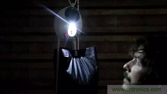 單靠重力就能工作的燈，將為15億人帶來光明