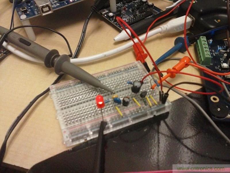 帶開(kāi)關(guān)轉(zhuǎn)換器的8位MCU如何減少成本和電路板空間？