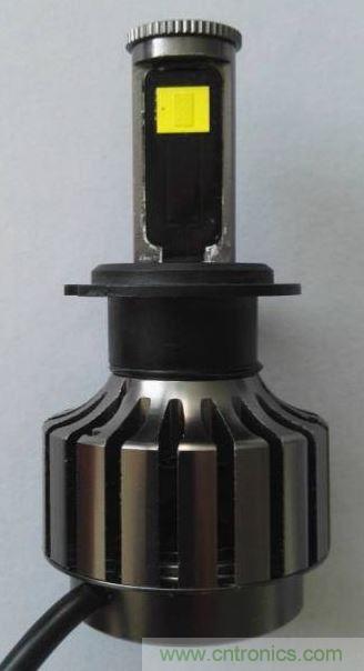 用深圳大道半導(dǎo)體制造的CSP-COBs 改裝圖四所示的用大功率LEDs 制造的汽車(chē)前大燈。【拍攝自改裝的外購(gòu)產(chǎn)品】