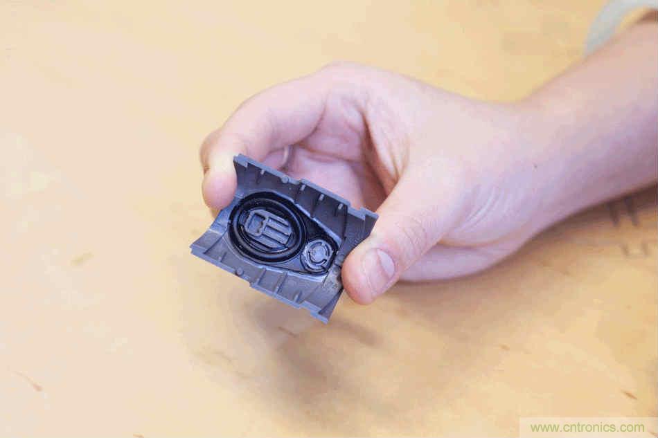 拆解戴森吹風(fēng)機(jī)：近三千元的價格貴在哪？