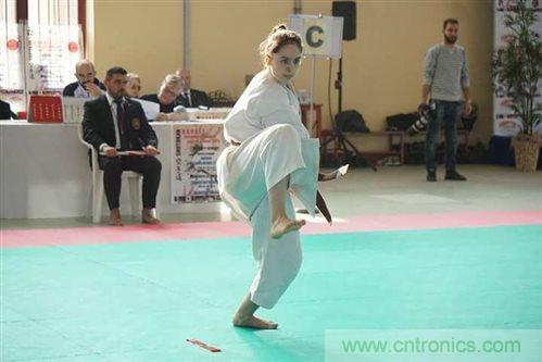 工程師將智能高科技編入時(shí)尚服裝，以幫助抑制青少年肥胖癥