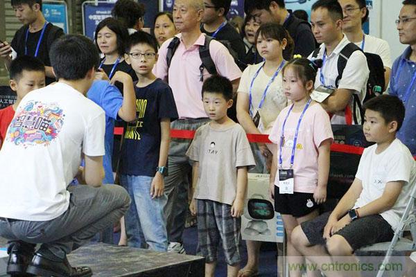 明年再見！&ldquo;WAIE 2019第四屆上海國(guó)際人工智能展覽會(huì)暨人工智能產(chǎn)業(yè)大會(huì)&rdquo;完美落幕！