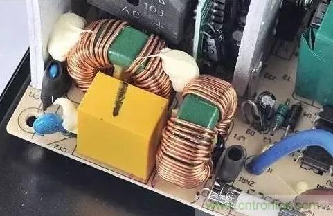 電源內部&ldquo;一目了然&rdquo;