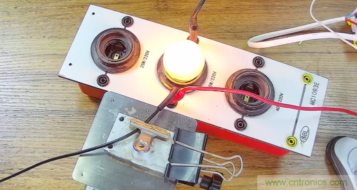 電燈泡內(nèi)通有交流電，為什么看不到燈泡在閃爍？