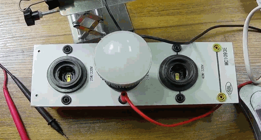 電燈泡內(nèi)通有交流電，為什么看不到燈泡在閃爍？