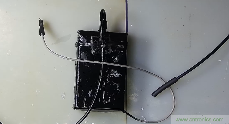 電燈泡內(nèi)通有交流電，為什么看不到燈泡在閃爍？